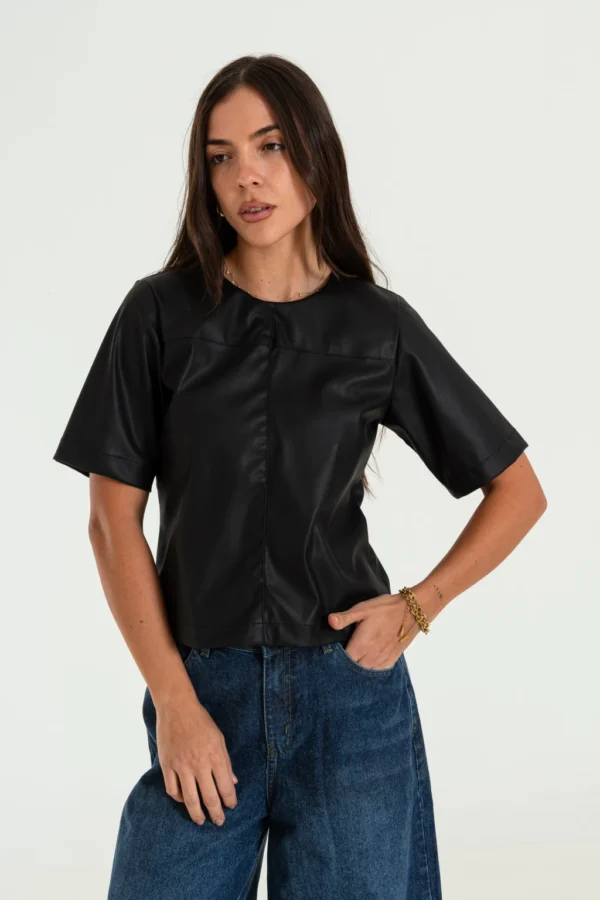 Remera ecocuero con recortes pespunteados (16509)