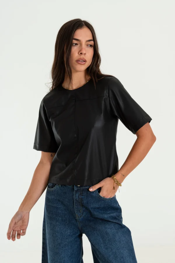 Remera ecocuero con recortes pespunteados (16509)