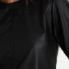 Remera ecocuero con recortes pespunteados (16509)