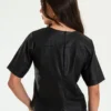 Remera ecocuero con recortes pespunteados (16509)