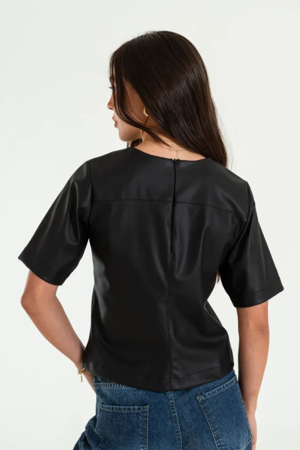 Remera ecocuero con recortes pespunteados (16509)