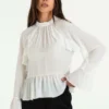 Blusa de crepé manga ranglan, con recorte y volados (16534)