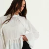 Blusa de crepé manga ranglan, con recorte y volados (16534)