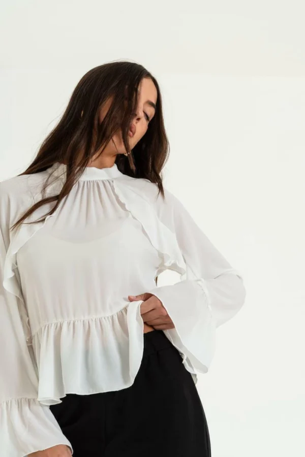 Blusa de crepé manga ranglan, con recorte y volados (16534)